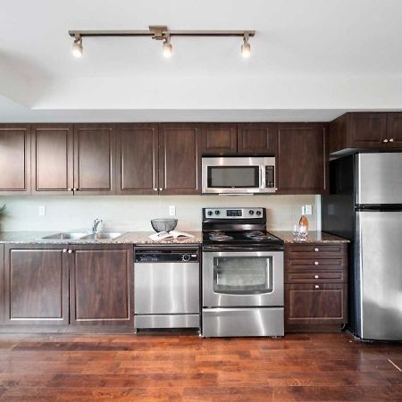Cn Tower View With Free Parking, Pool, & More Amenities Toronto Exterior photo