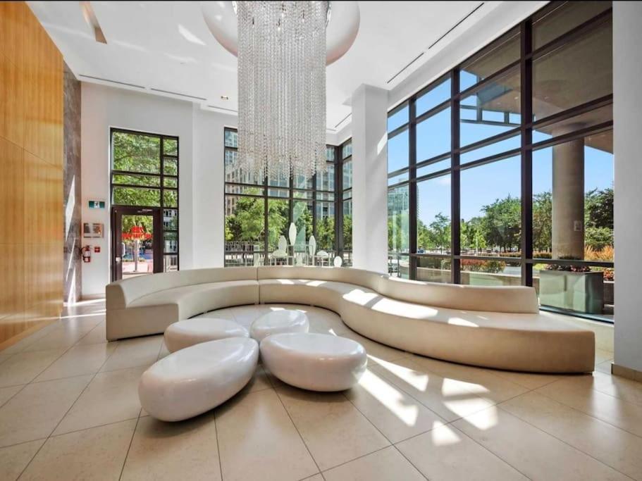 Cn Tower View With Free Parking, Pool, & More Amenities Toronto Exterior photo