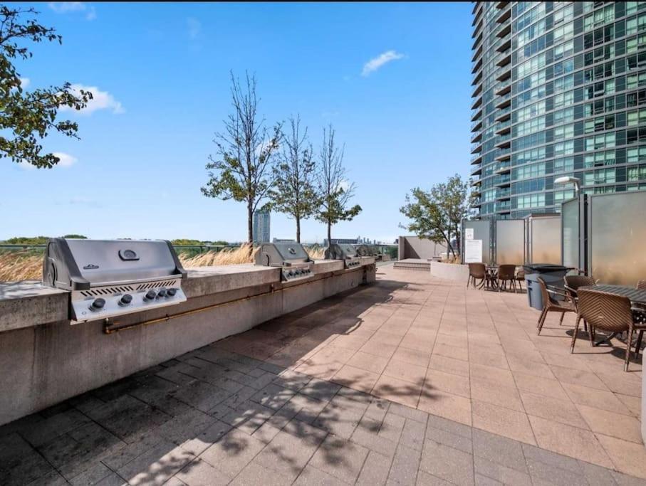 Cn Tower View With Free Parking, Pool, & More Amenities Toronto Exterior photo