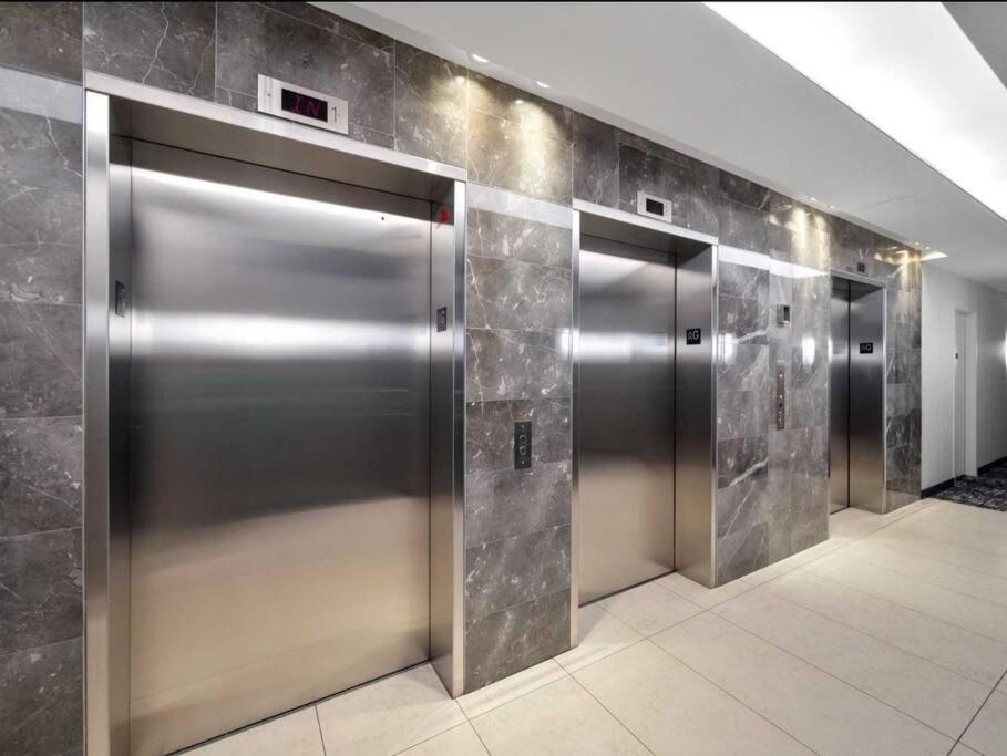 Cn Tower View With Free Parking, Pool, & More Amenities Toronto Exterior photo