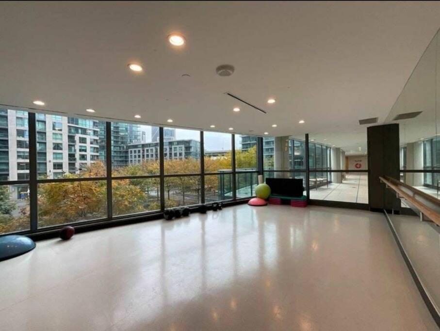 Cn Tower View With Free Parking, Pool, & More Amenities Toronto Exterior photo