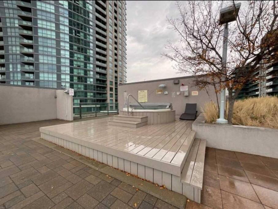 Cn Tower View With Free Parking, Pool, & More Amenities Toronto Exterior photo