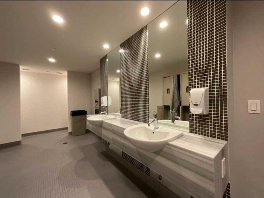 Cn Tower View With Free Parking, Pool, & More Amenities Toronto Exterior photo