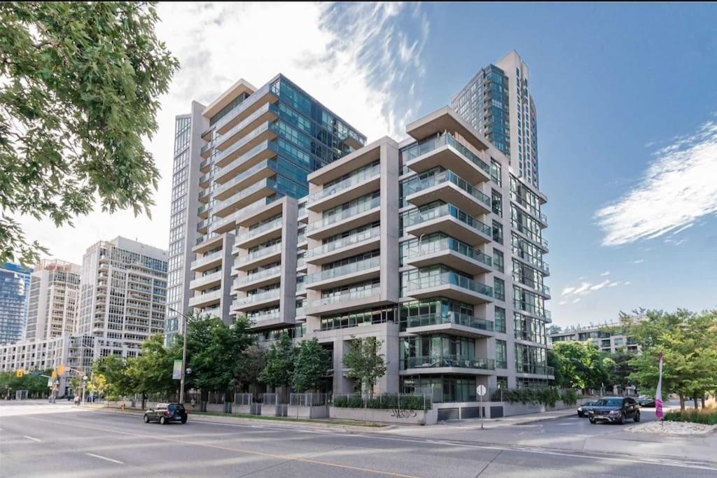 Cn Tower View With Free Parking, Pool, & More Amenities Toronto Exterior photo