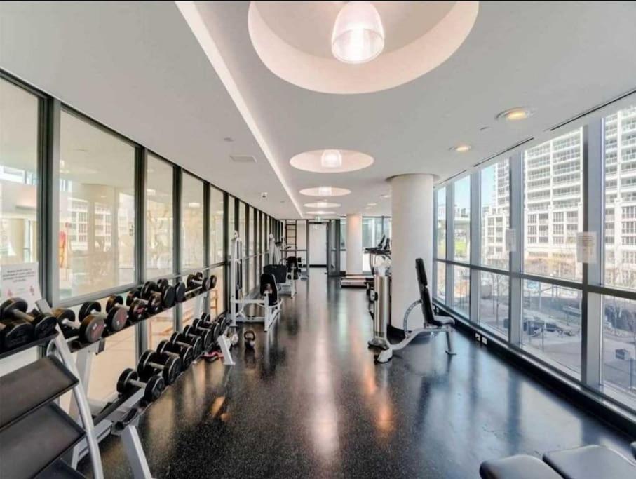 Cn Tower View With Free Parking, Pool, & More Amenities Toronto Exterior photo