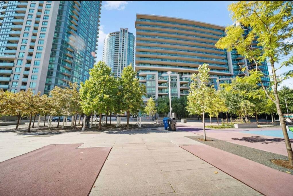 Cn Tower View With Free Parking, Pool, & More Amenities Toronto Exterior photo