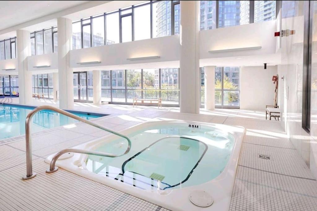 Cn Tower View With Free Parking, Pool, & More Amenities Toronto Exterior photo