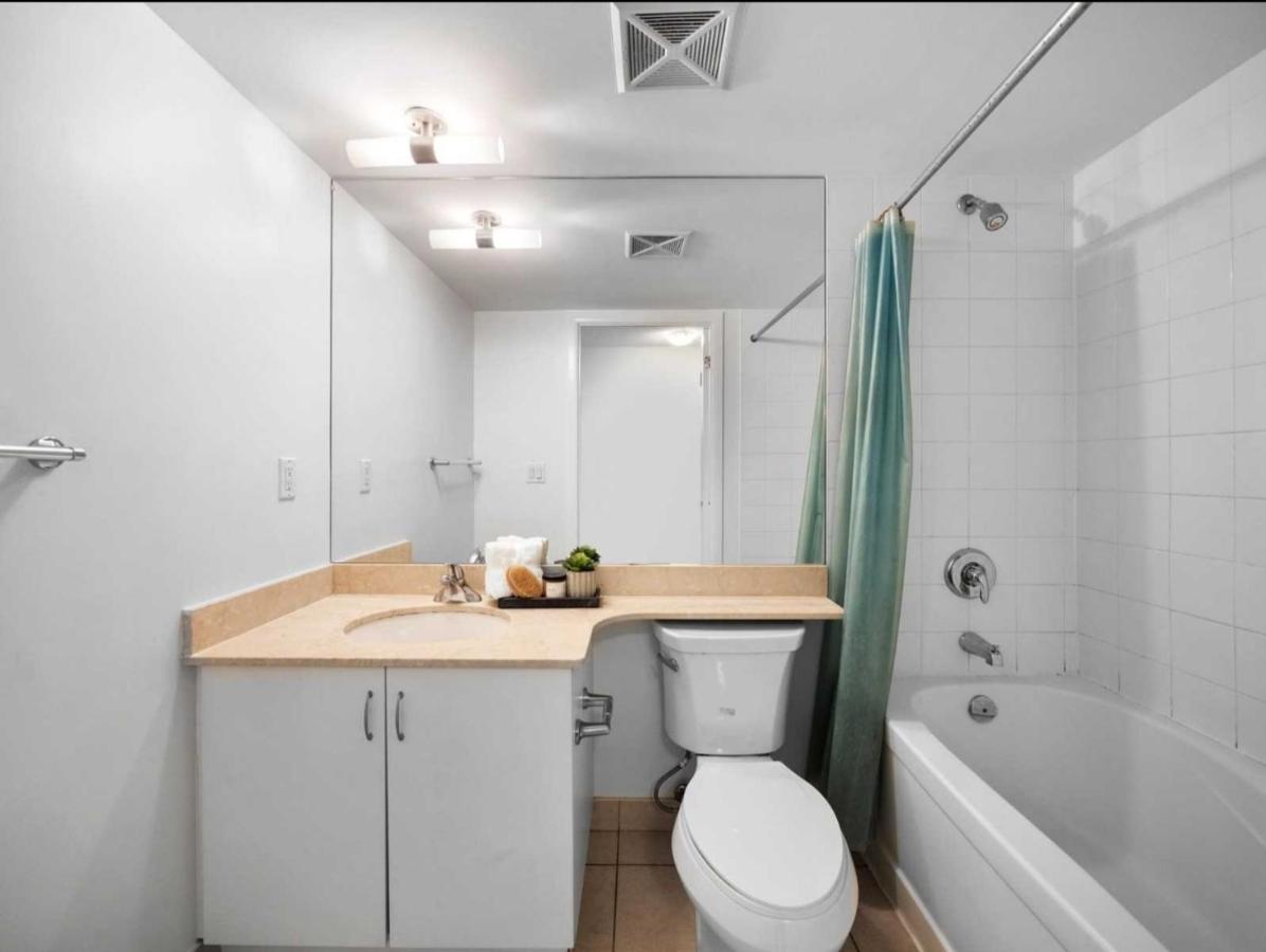 Cn Tower View With Free Parking, Pool, & More Amenities Toronto Exterior photo